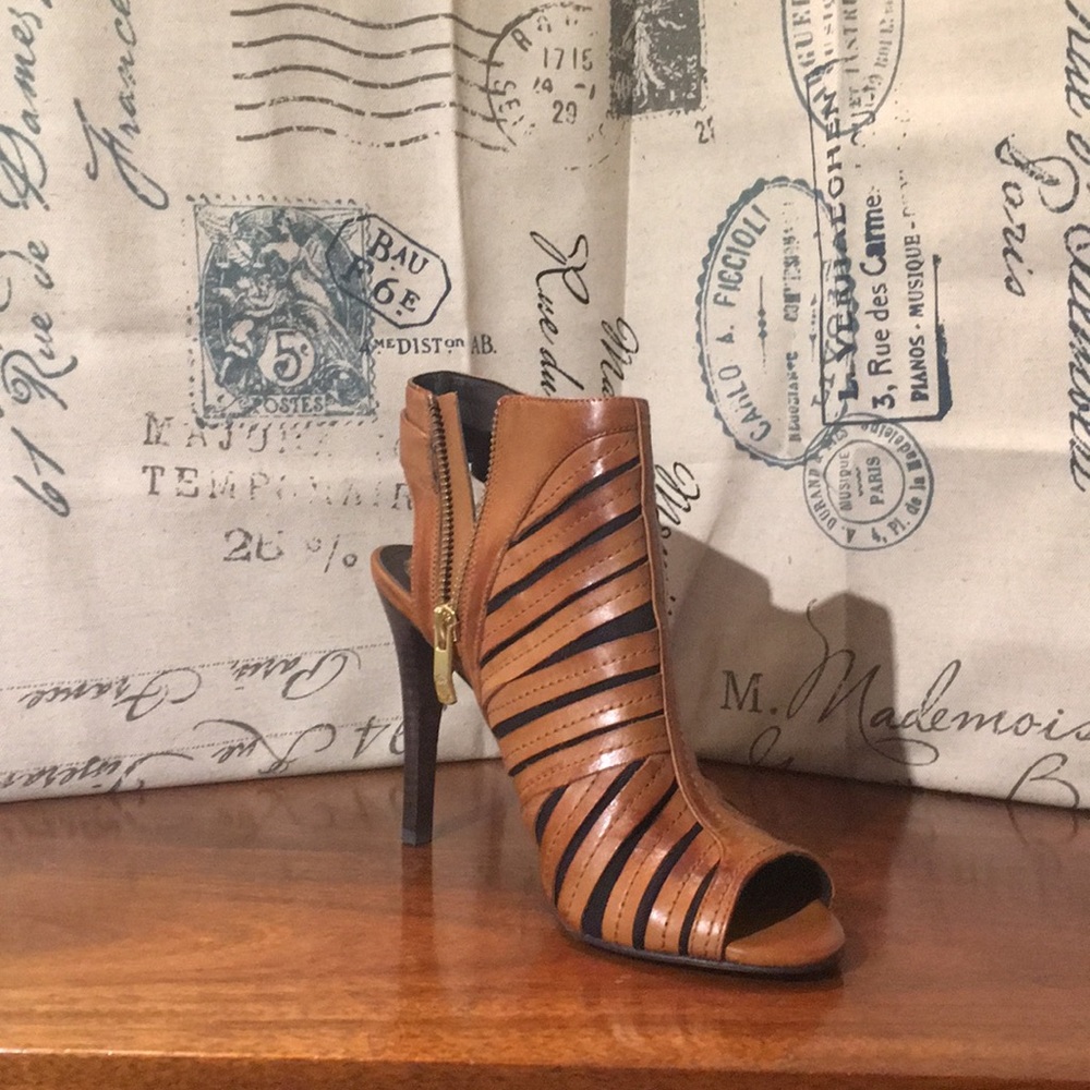 Never worn Vince Camuto sandal